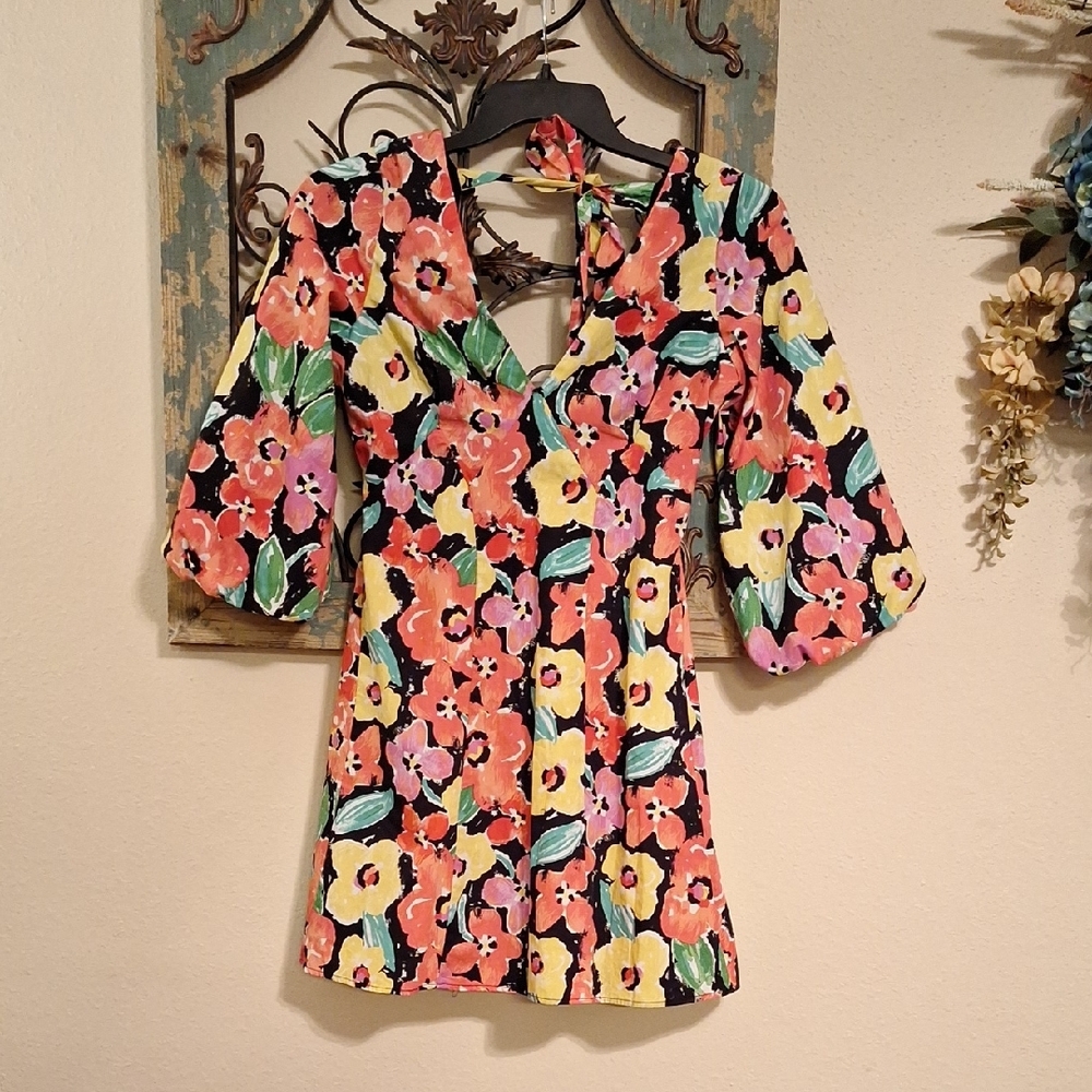 🔥🔥CLEARANCE ITEM🔥🔥 Gianni Bini Floral Multi Colored Dress. NWOT Size SMALL